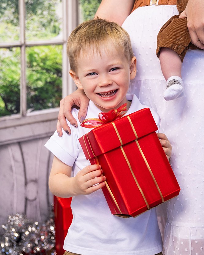 Professional Family Photos_ Holiday Session_Christmas Cards_Chelsea V Photography_Studio Sessions-9678_8x10