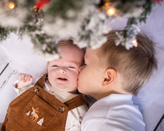 Professional Family Photos_ Holiday Session_Christmas Cards_Chelsea V Photography_Studio Sessions-9798_8x10