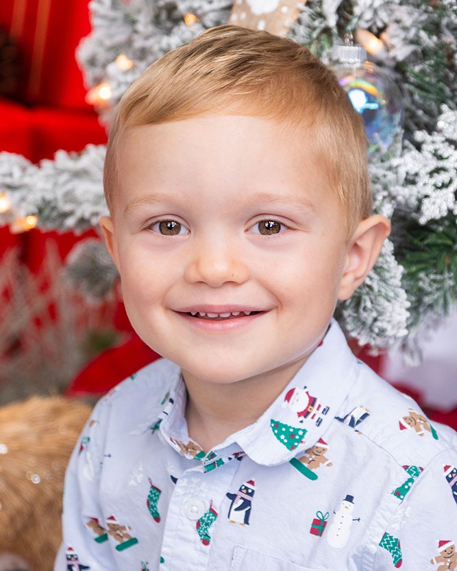 Professional Family Photos_Holiday Session_Christmas Cards_Chelsea V Photography_Studio Sessions-0774_8x10